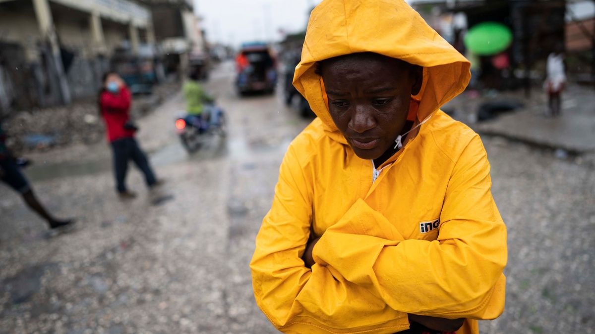 Statisíce lidí bez domova a trosky všude. Ostrov ničí zemětřesení, bouře i krize
